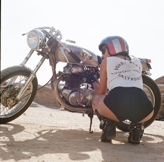 A playful frame from Girls on a motorcycle — online in Hannover