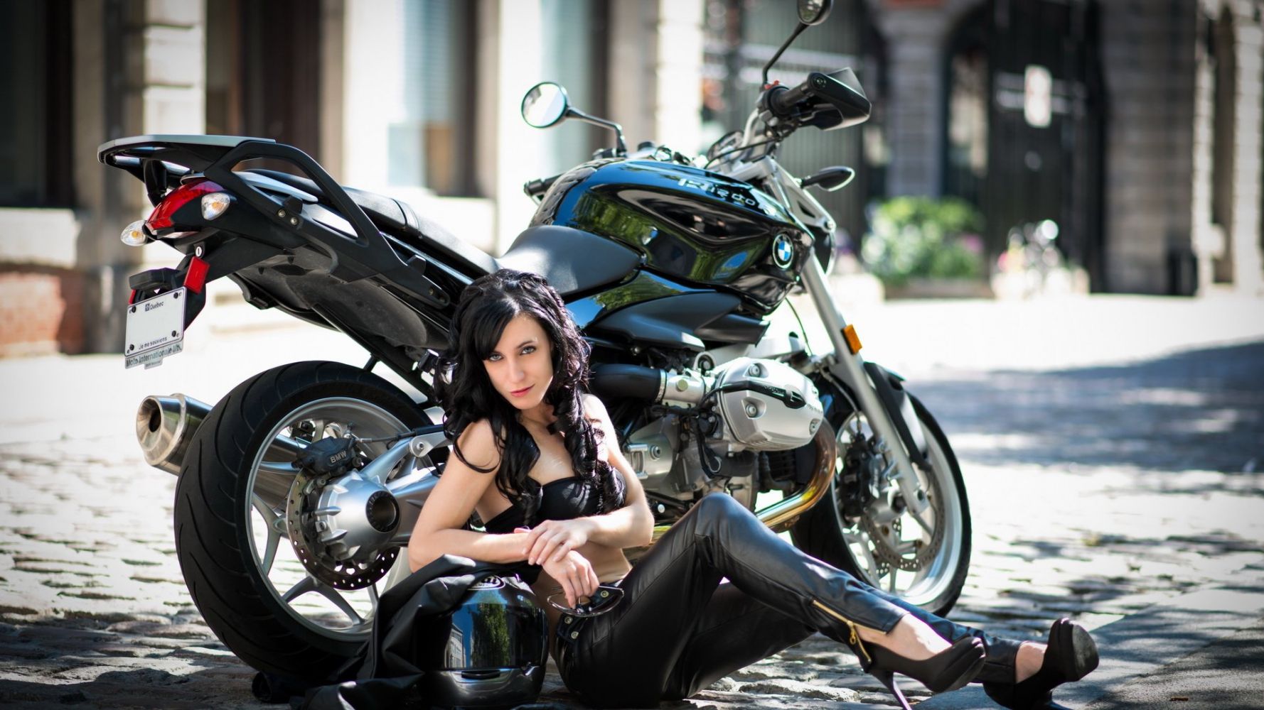 Fresh photos, fresh mood — European women on bikes online in Hannover