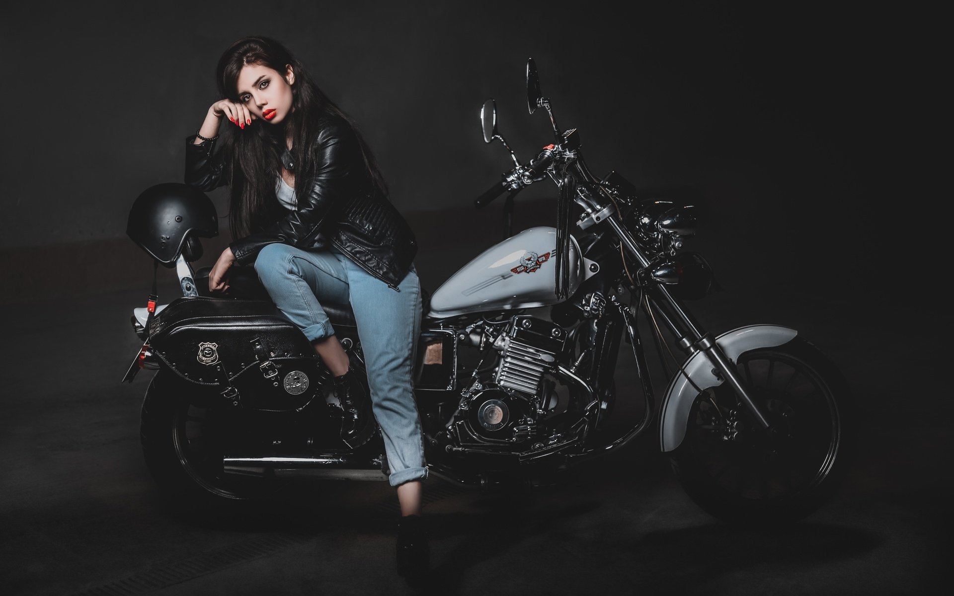 Biker girls: style and drive brings the glow — live moments in Hannover