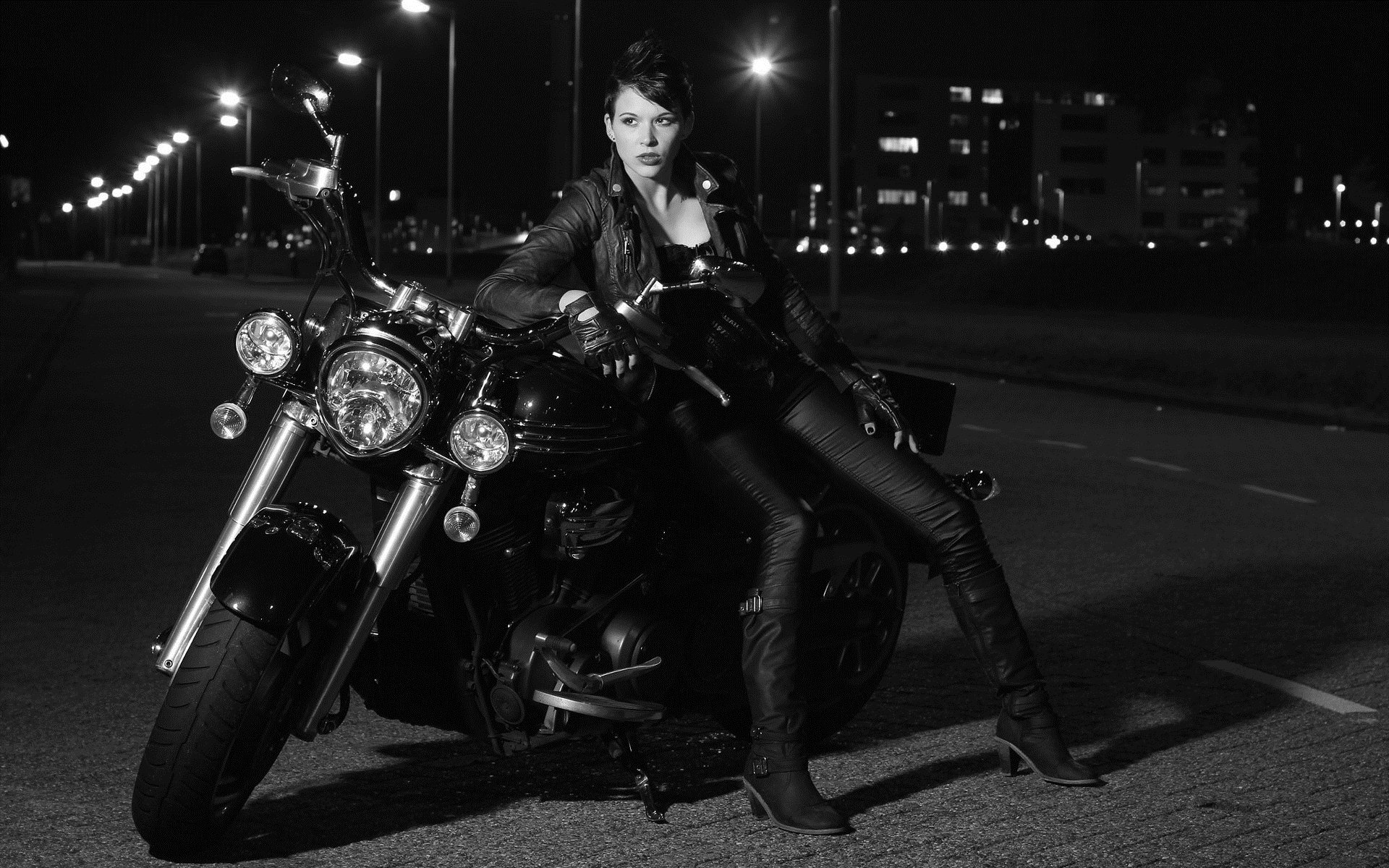 Photo Beautiful girls and motorcycles in Hannover