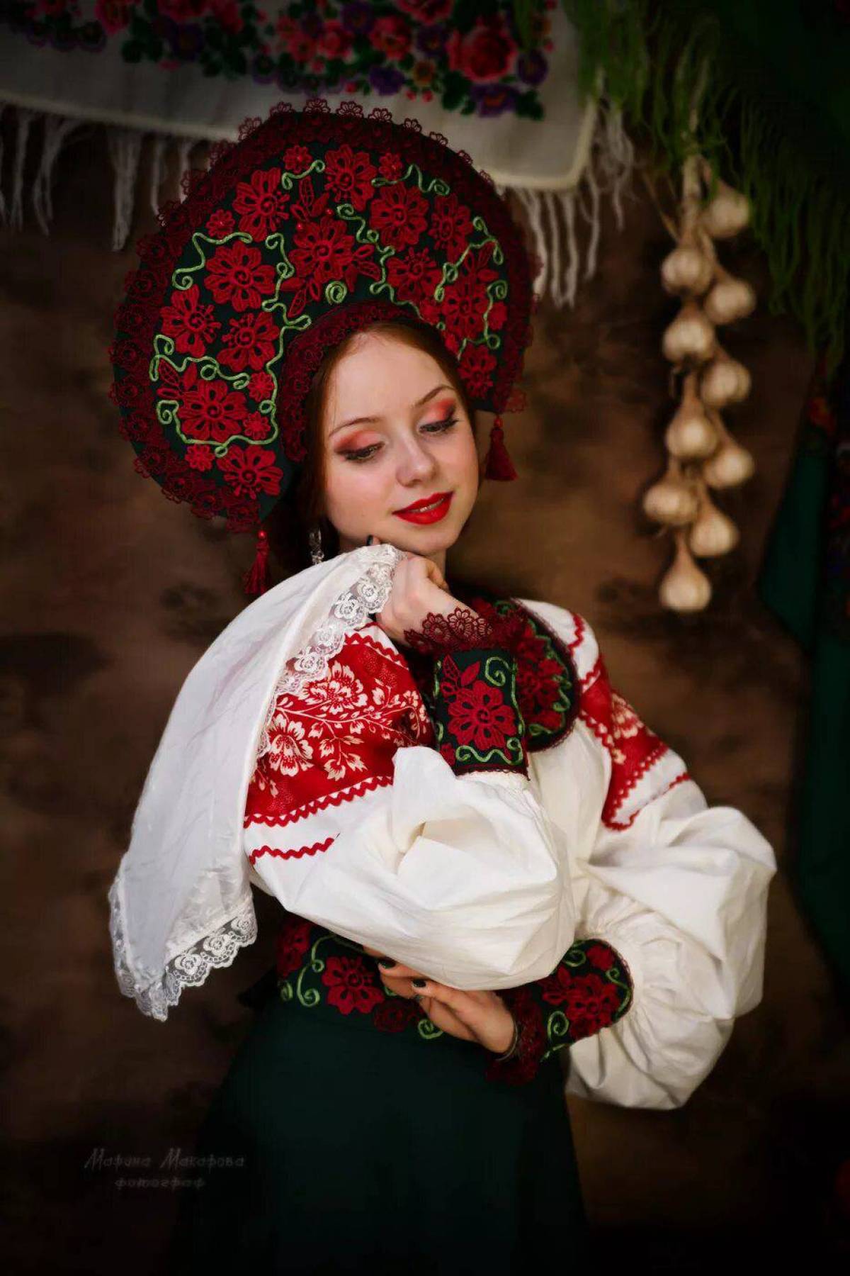 Take a pause and enjoy Women in Slavic costumes — streaming from Hannover