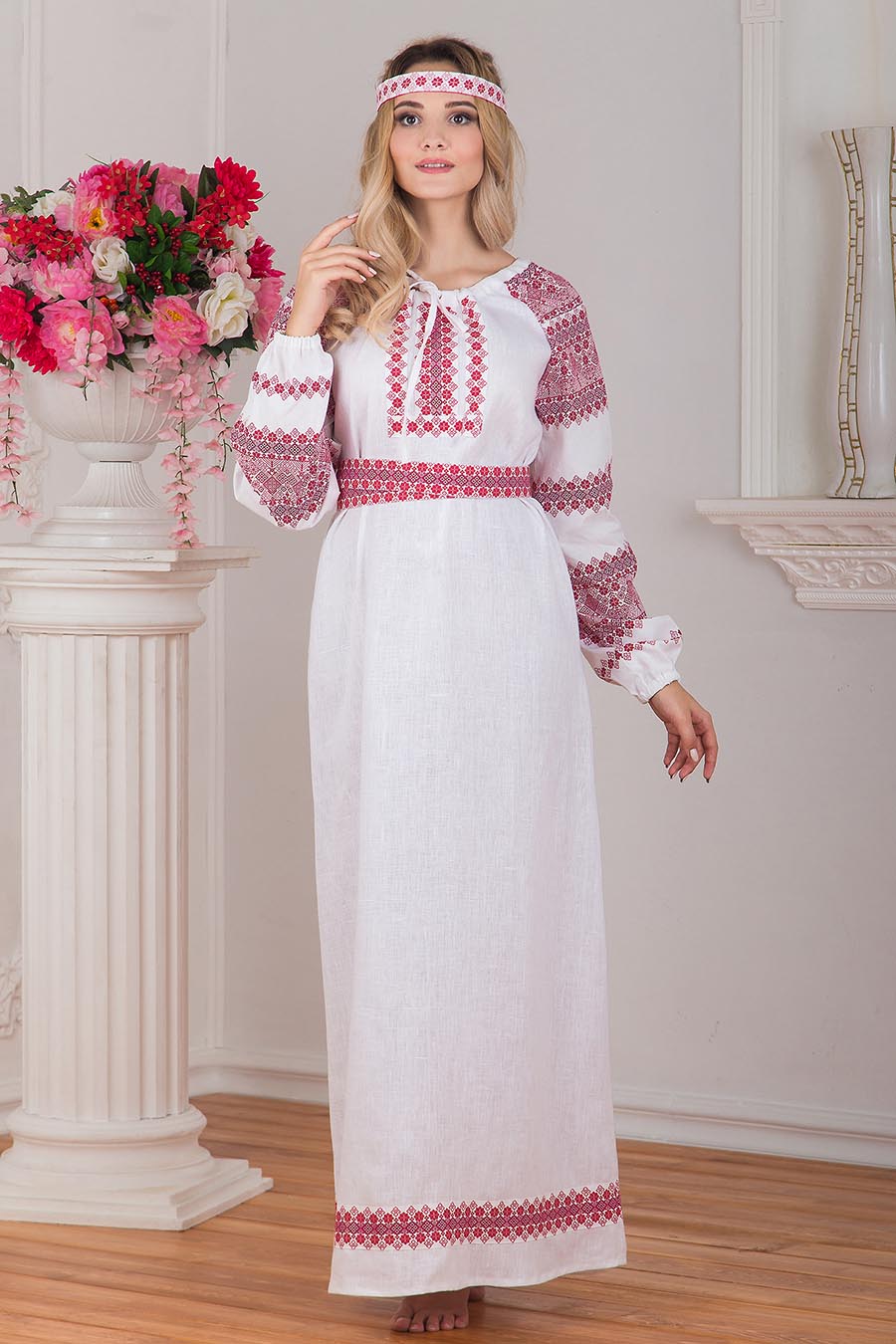 A playful frame from Women in Slavic costumes — online in Hannover