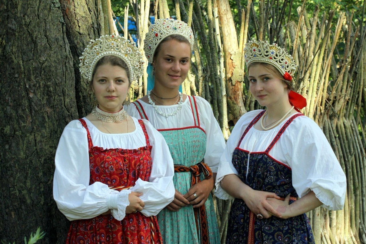 Sexy model Girls in Slavic costumes in Hannover